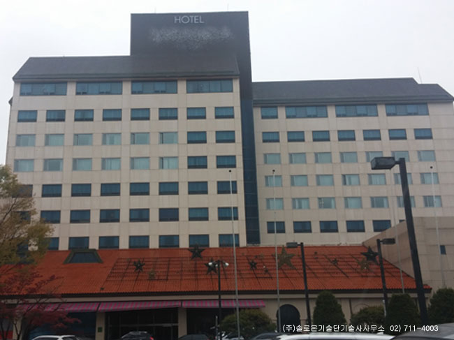 이천 OO호텔 지하 이벤트홀 빔프로젝터와 전동매립 스크린 교체 설치사진