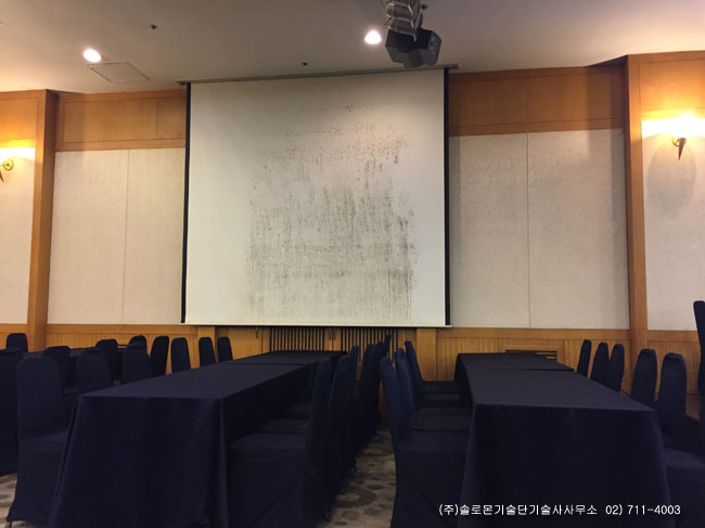 이천 OO호텔 지하 이벤트홀 빔프로젝터와 전동매립 스크린 교체 설치사진