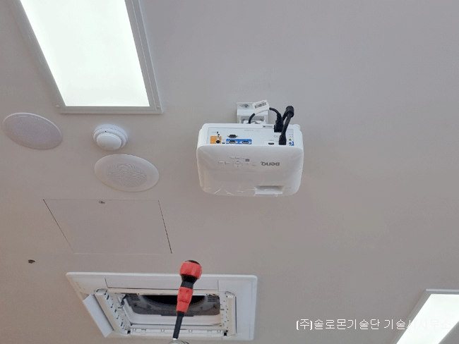 강일동 OO학원 강의실 벤큐 MH550 DLP프로젝터와 전동노출 120인치 스크린설치 사진