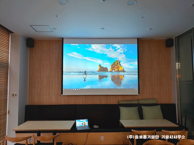 군포 OO복지관 까페 캐논 CLP-507FHD LCD 프로젝터와 전동매립 120인치 스크린,전동매립 바텐설치사진