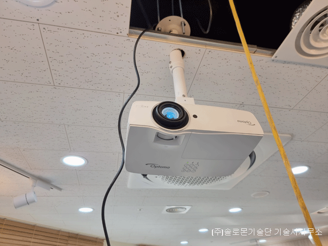 인천 OO병원 휴게실 벤큐 MH550 DLP프로젝터와 전동매립 120인치 스크린설치 사진