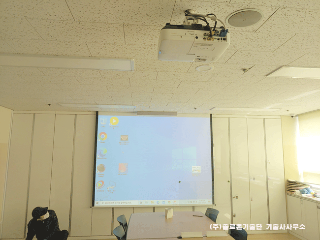 성북구 OO복지관 엡손 EB-2055 LCD 빔프로젝터와 전동매립 120인치 4:3 스크린 설치사진
