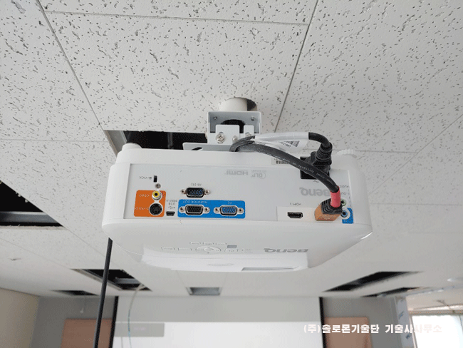 원주 OO보험 회의실 벤큐 MH550 DLP프로젝터와 전동매립 100인치 스크린 설치사진