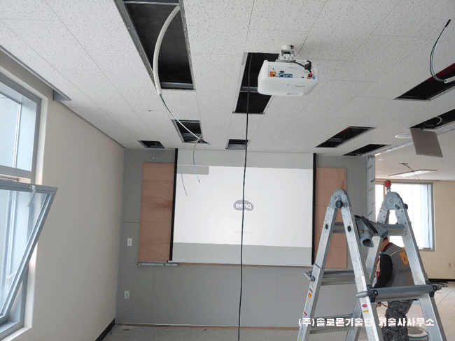 원주 OO보험 회의실 벤큐 MH550 DLP프로젝터와 전동매립 100인치 스크린 설치사진